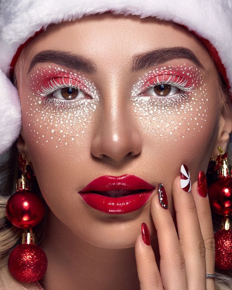 Christmas makeup looks: close-up portrait featuring holiday makeup with red lips and festive accessories
