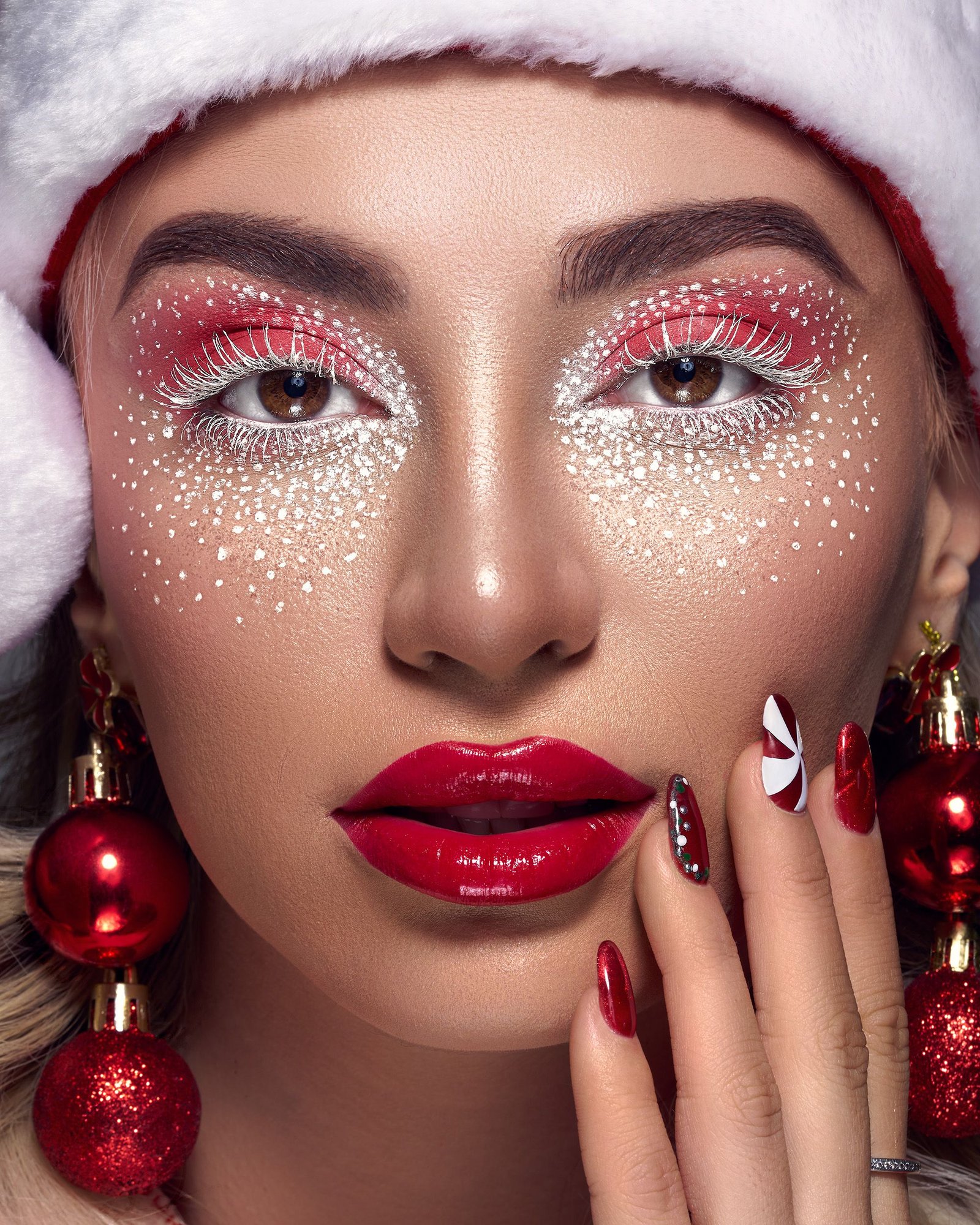 Christmas makeup looks: close-up portrait featuring holiday makeup with red lips and festive accessories